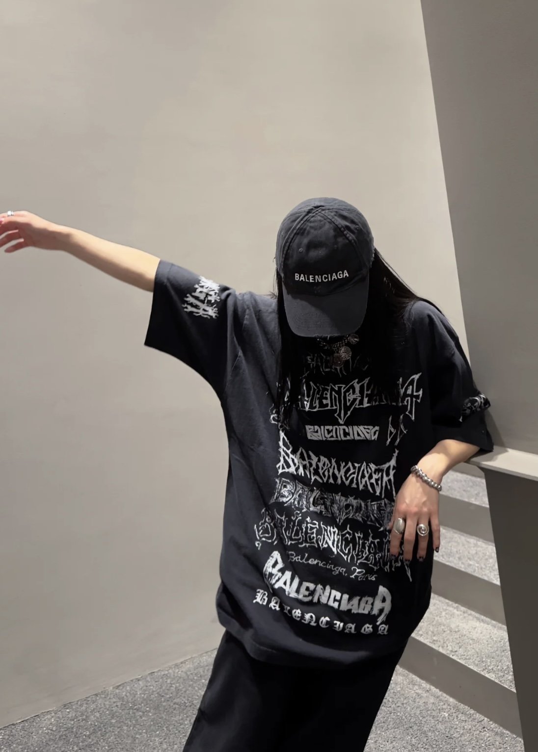 발렌시아가 그래픽 멀티 프린트 로고 오버핏 반팔 블랙