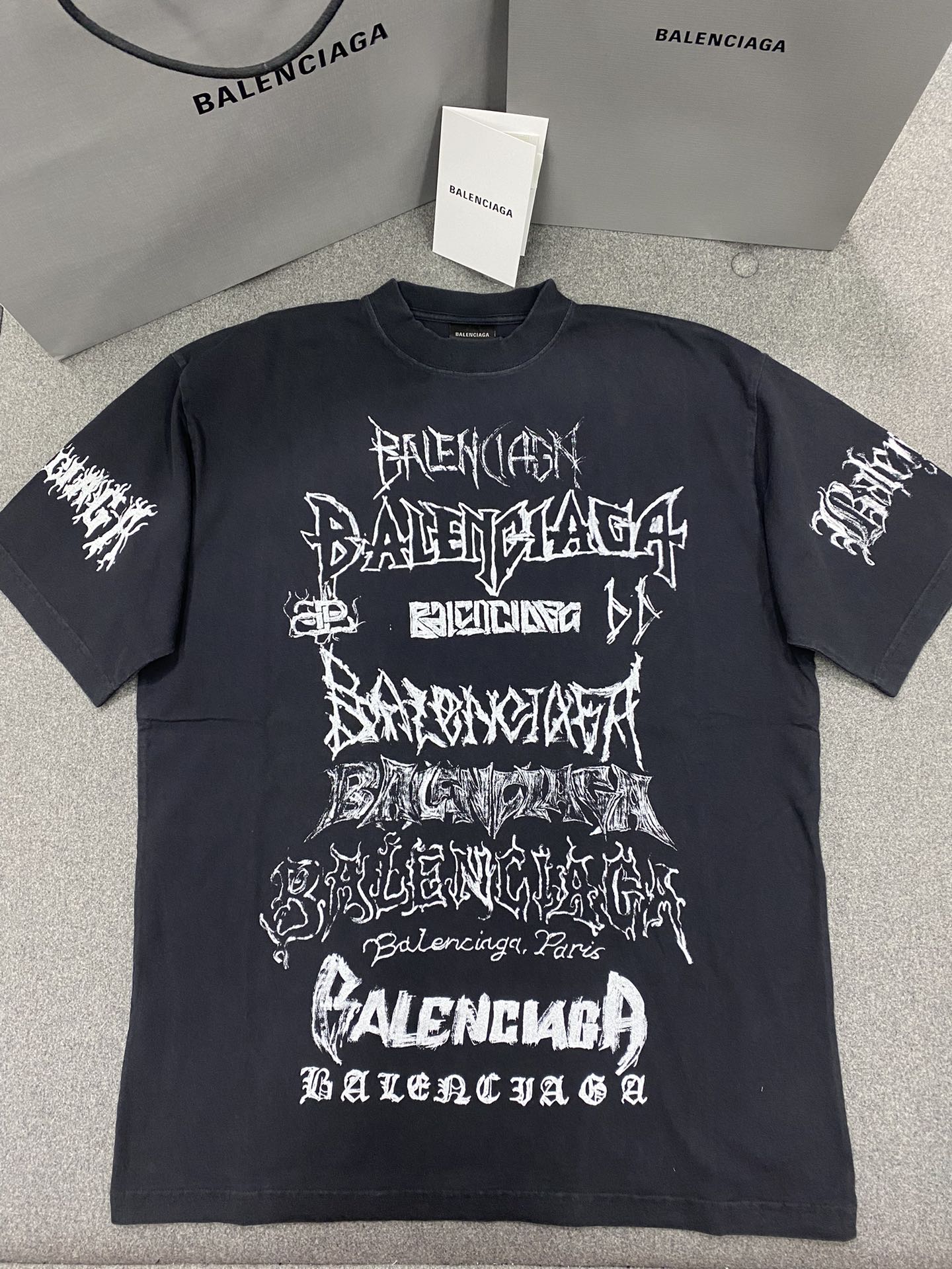 발렌시아가 그래픽 멀티 프린트 로고 오버핏 반팔 블랙