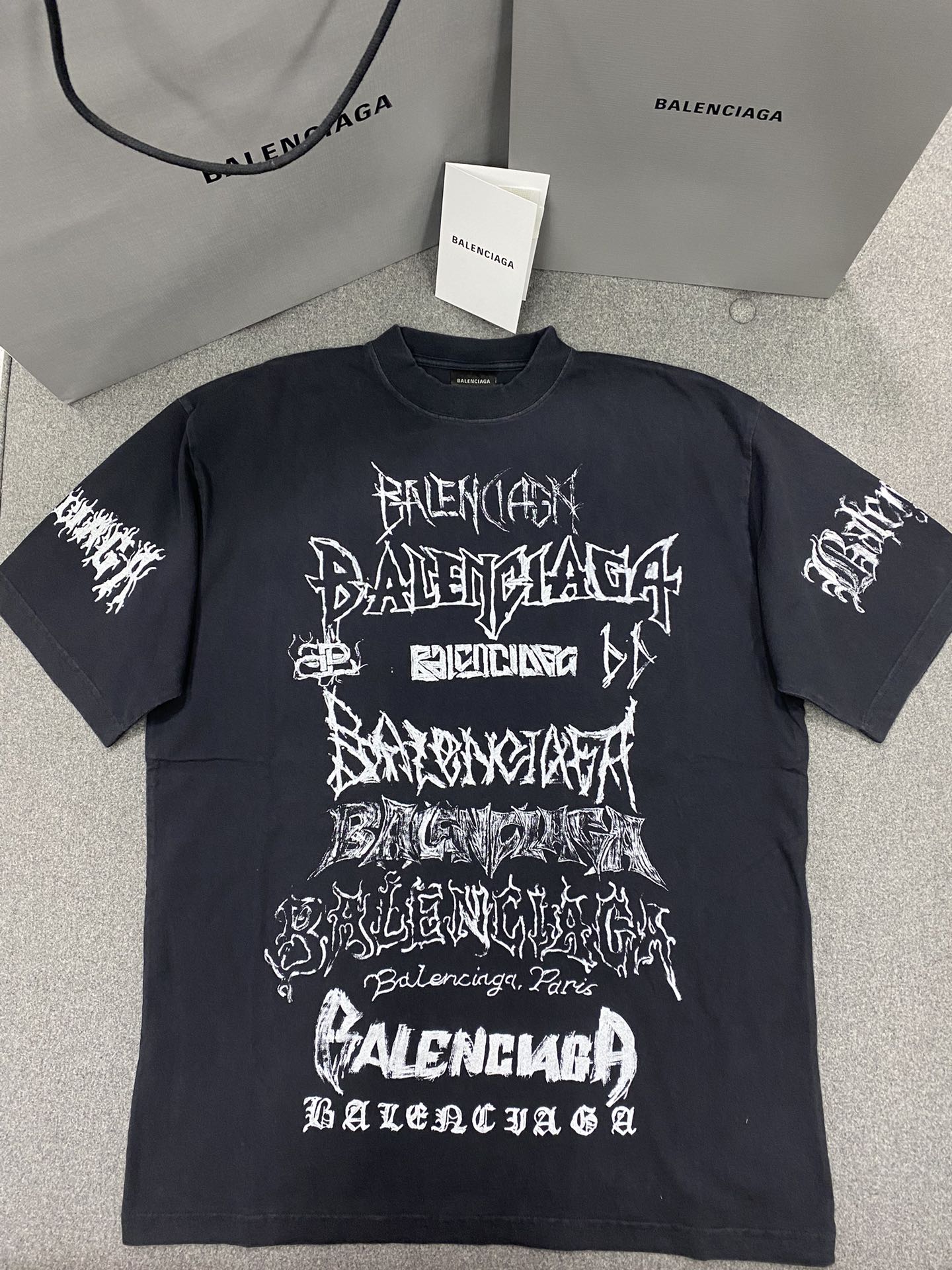 발렌시아가 그래픽 멀티 프린트 로고 오버핏 반팔 블랙