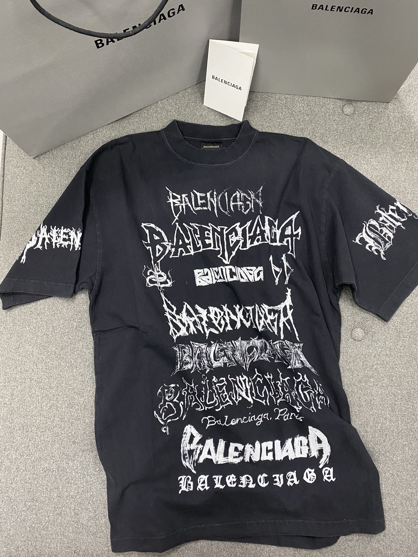 발렌시아가 그래픽 멀티 프린트 로고 오버핏 반팔 블랙