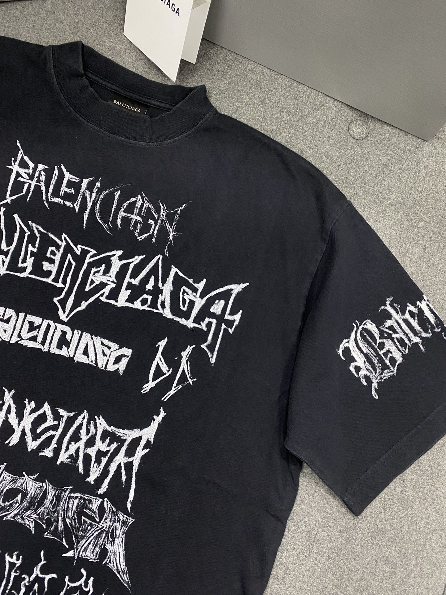 발렌시아가 그래픽 멀티 프린트 로고 오버핏 반팔 블랙