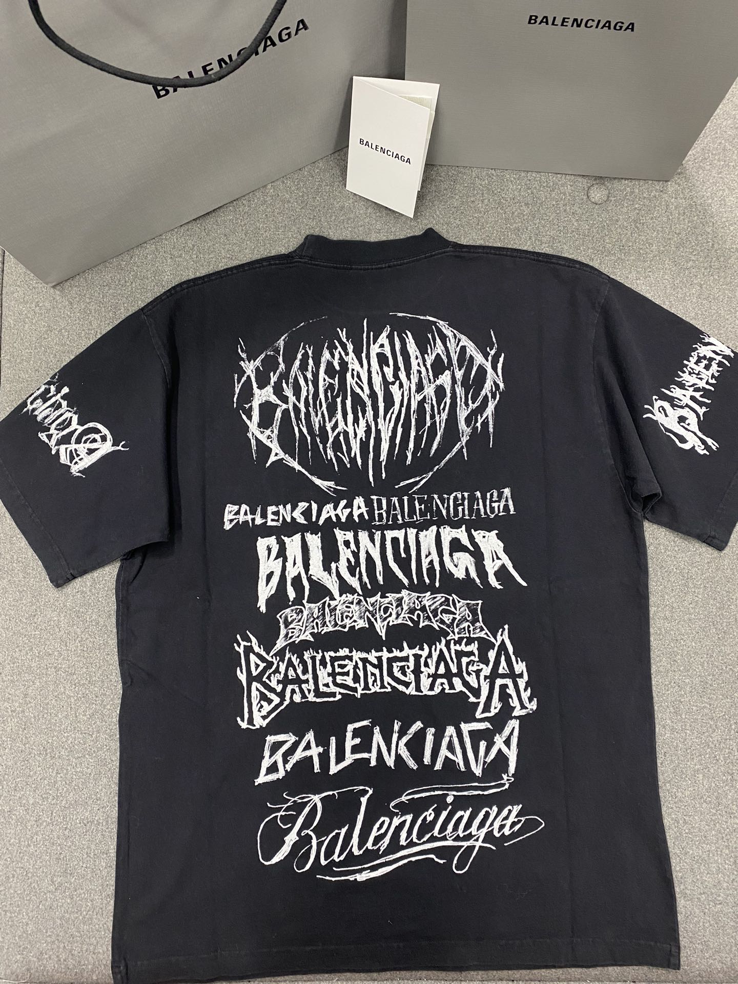 발렌시아가 그래픽 멀티 프린트 로고 오버핏 반팔 블랙