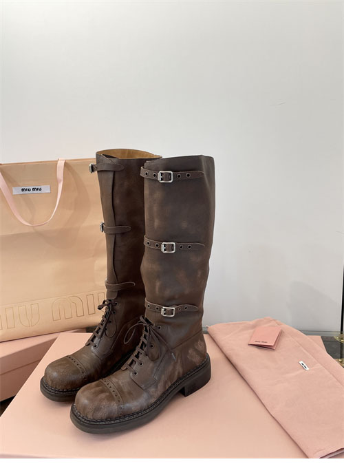 미우미우 24FW 프린트 로고 슈레이스 가죽 부츠
