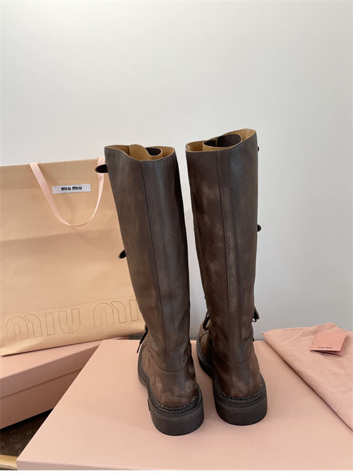 미우미우 24FW 프린트 로고 슈레이스 가죽 부츠