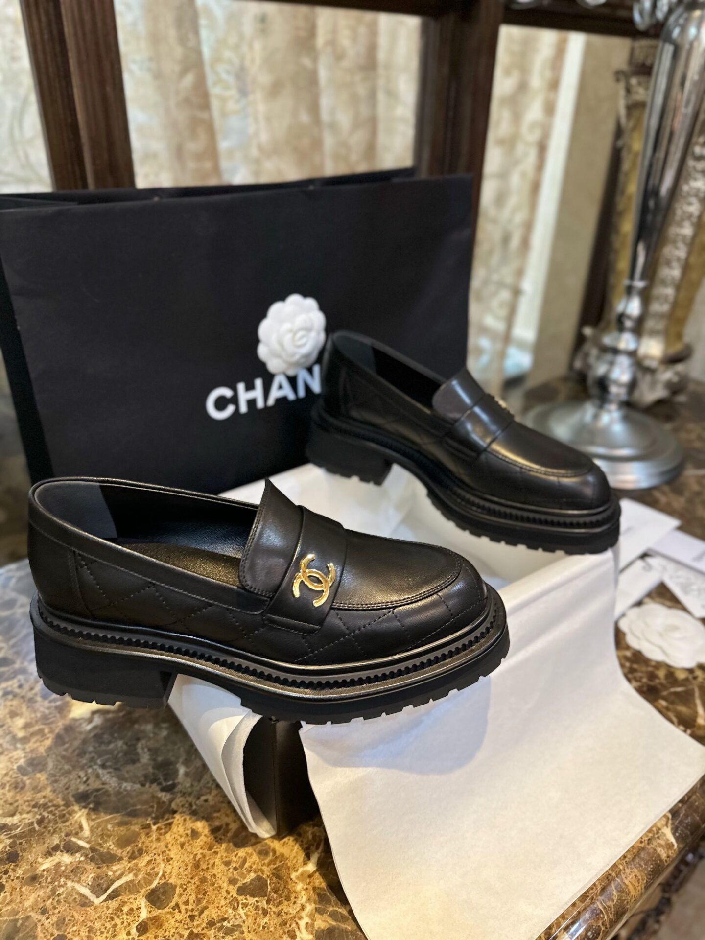 샤넬 23A 퀼팅 블랙 카프스킨 로퍼 “35SIZE – 40SIZE”