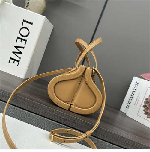 로에베 스몰 클래스프 백