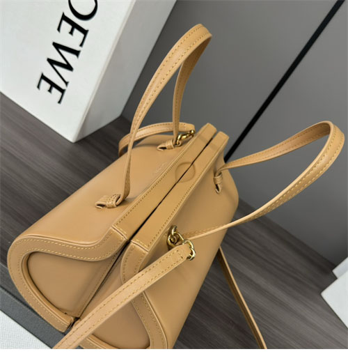 로에베 스몰 클래스프 백