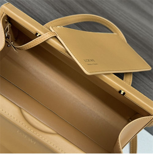 로에베 스몰 클래스프 백