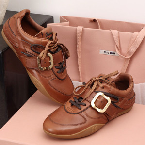 미우미우 로고 버클 스트랩 레더 스니커즈