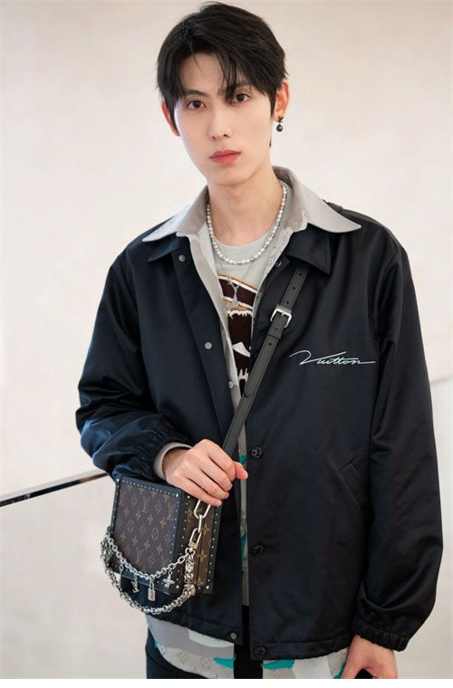 루이비통 백로고 코치 자켓 1ABZG5