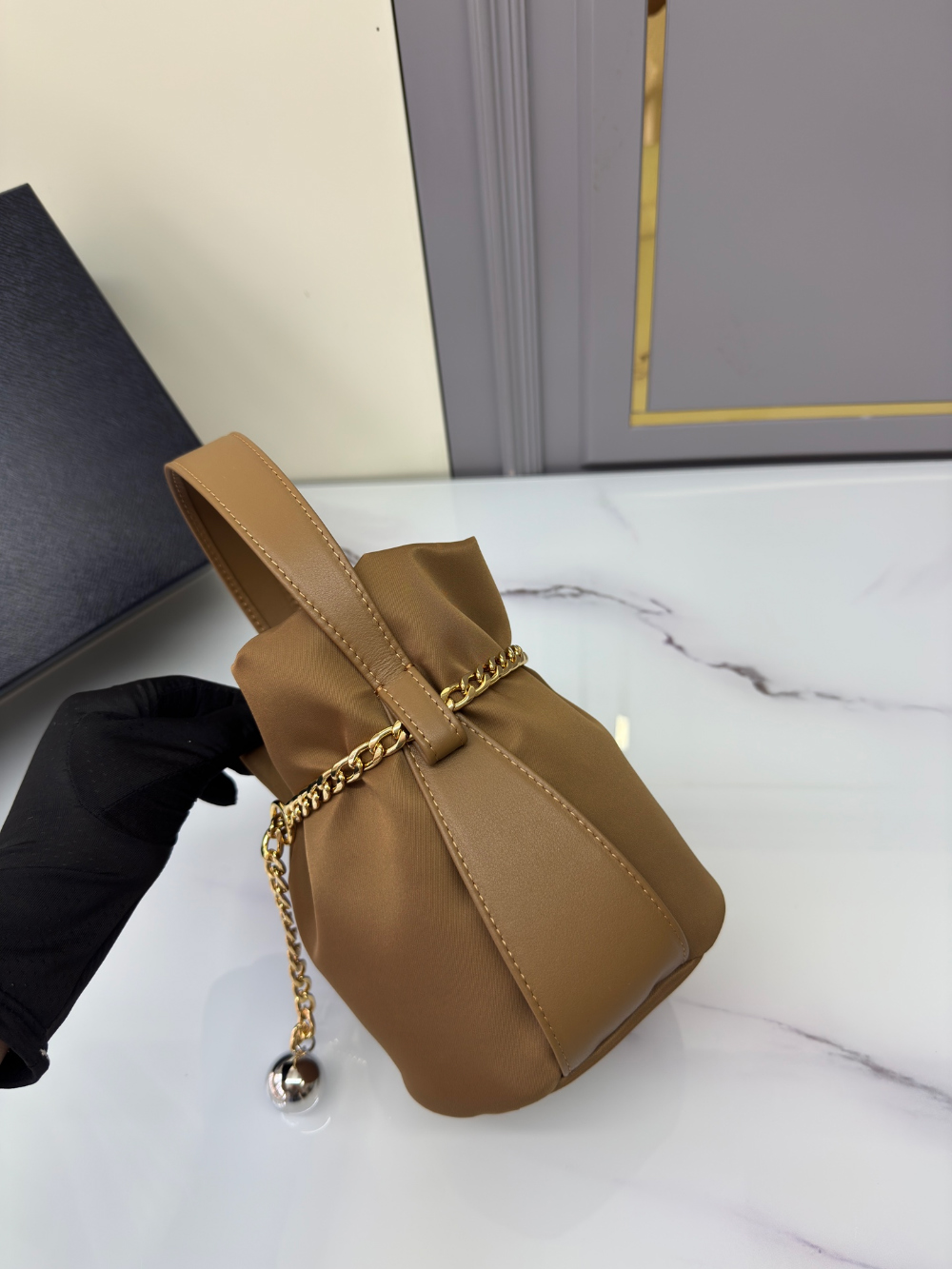 프라다 Petit Sac Noir Re-Nylon Bucket