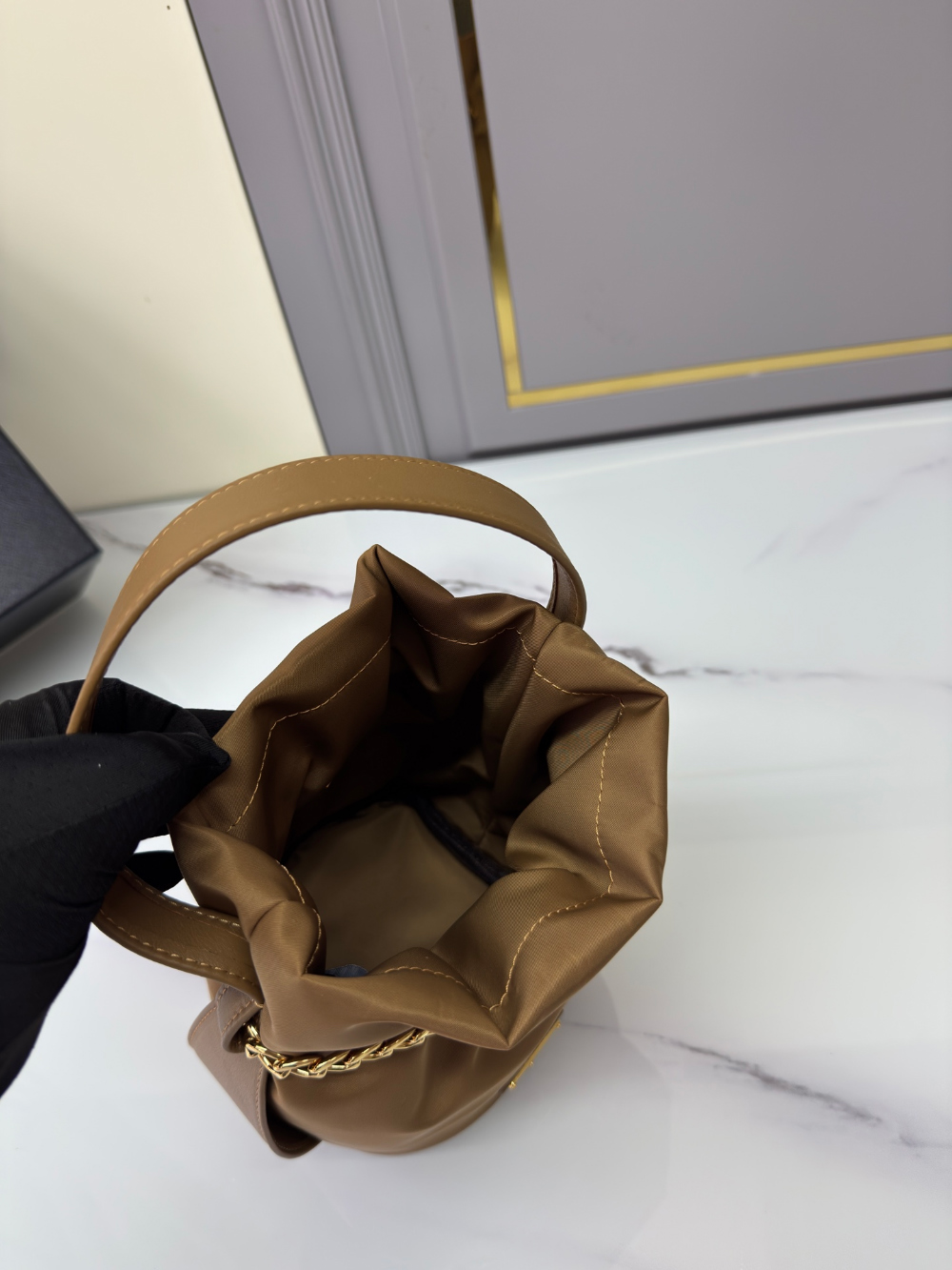 프라다 Petit Sac Noir Re-Nylon Bucket