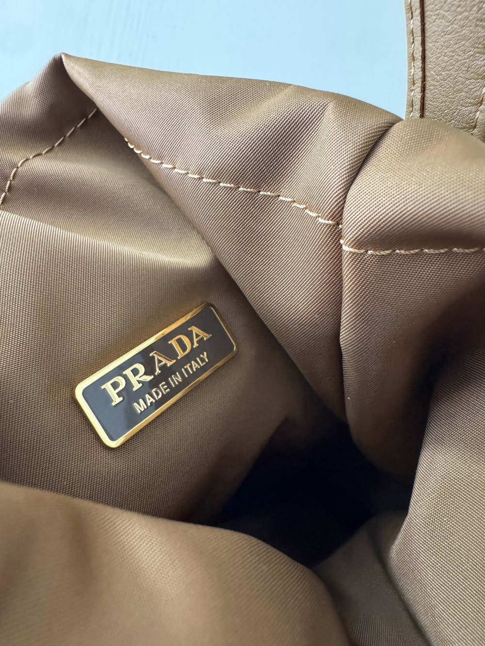 프라다 Petit Sac Noir Re-Nylon Bucket