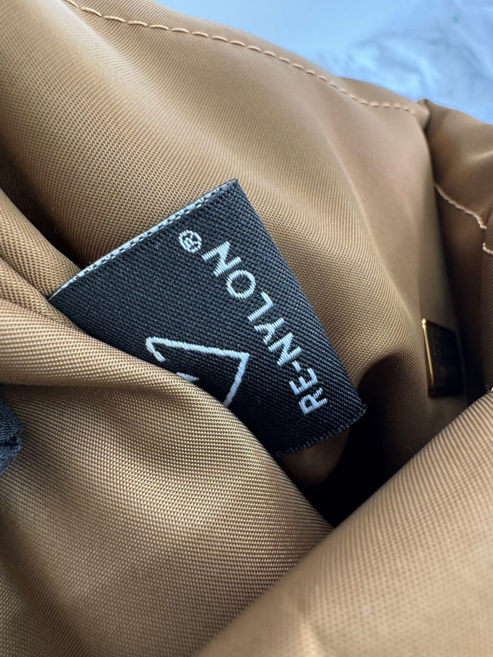 프라다 Petit Sac Noir Re-Nylon Bucket