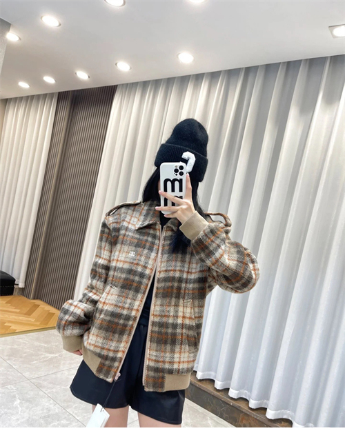 셀린느 트리오페 로고 자수 배색 체크 테디 자켓