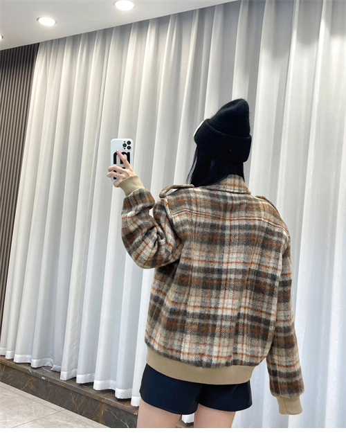 셀린느 트리오페 로고 자수 배색 체크 테디 자켓