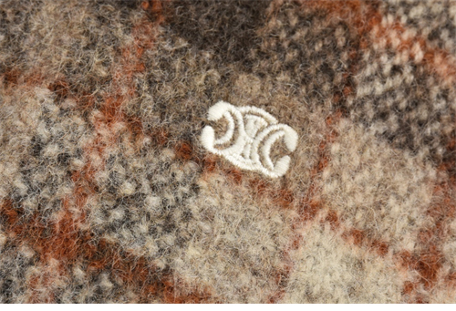 셀린느 트리오페 로고 자수 배색 체크 테디 자켓