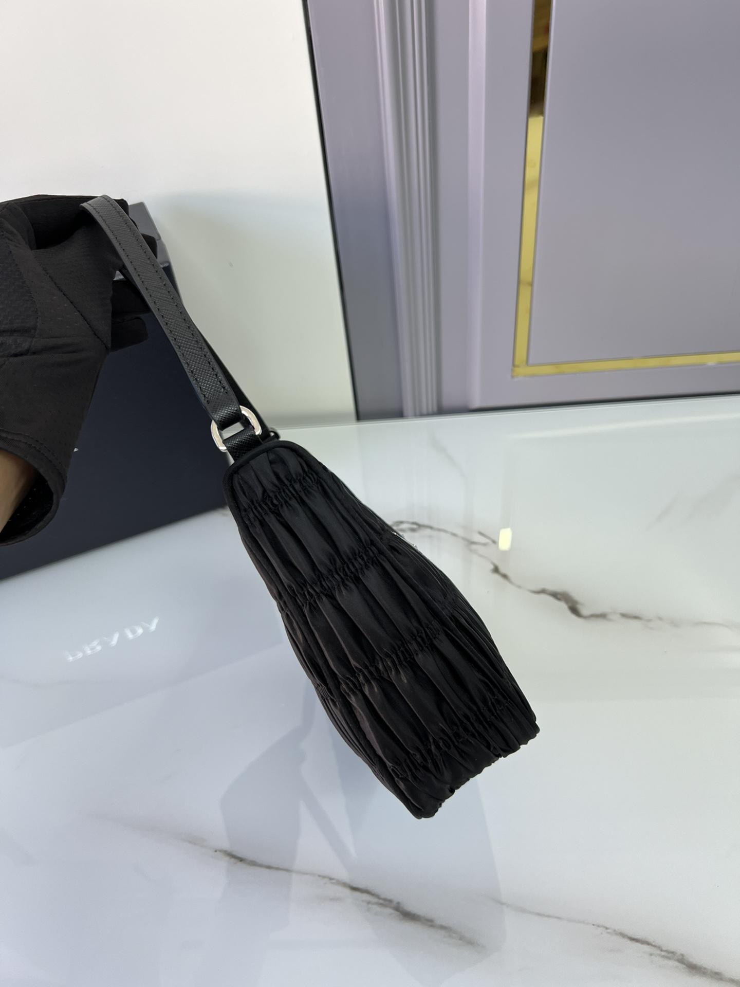 프라다 Re-Edition 2000 Hobo