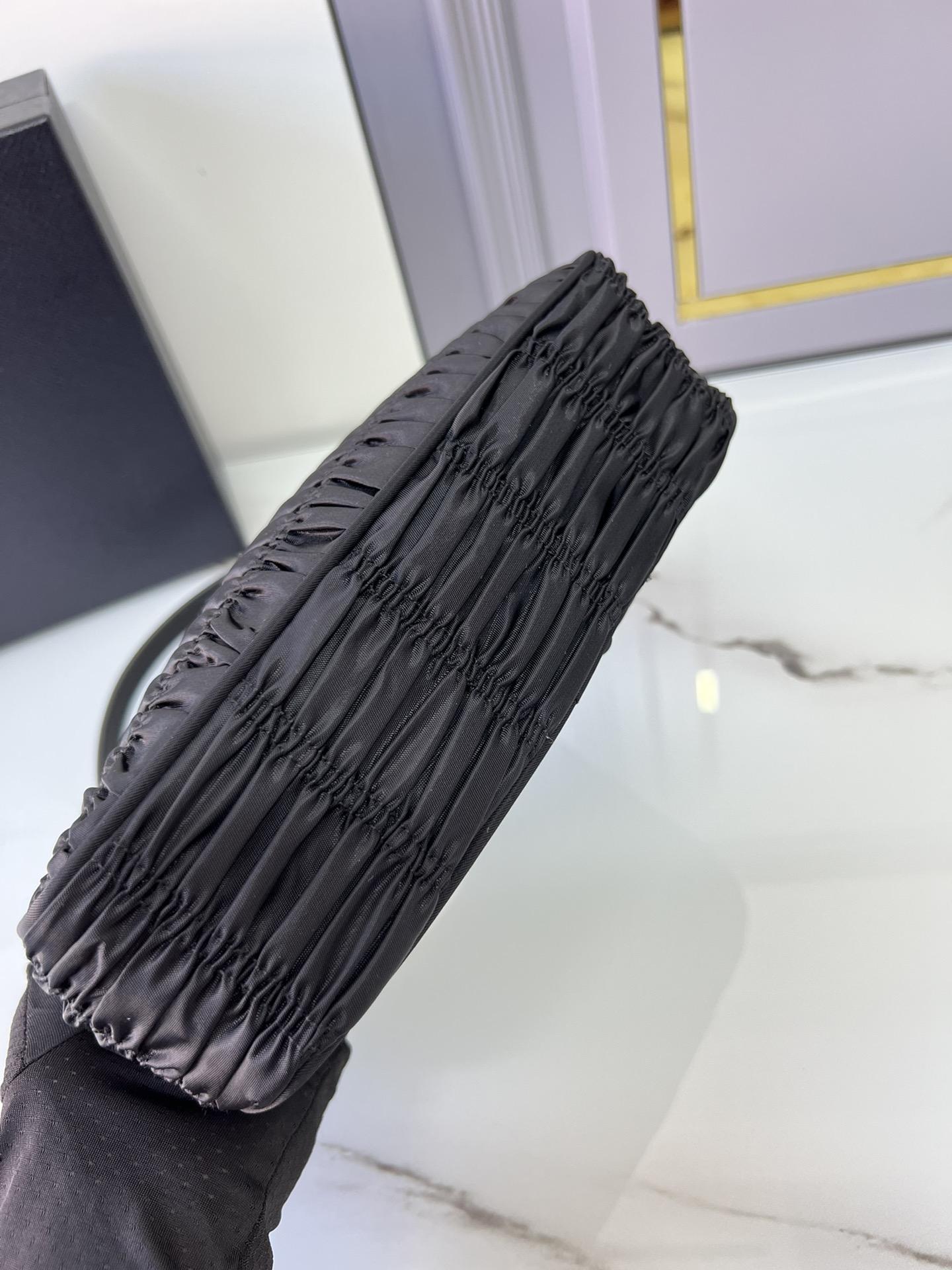 프라다 Re-Edition 2000 Hobo