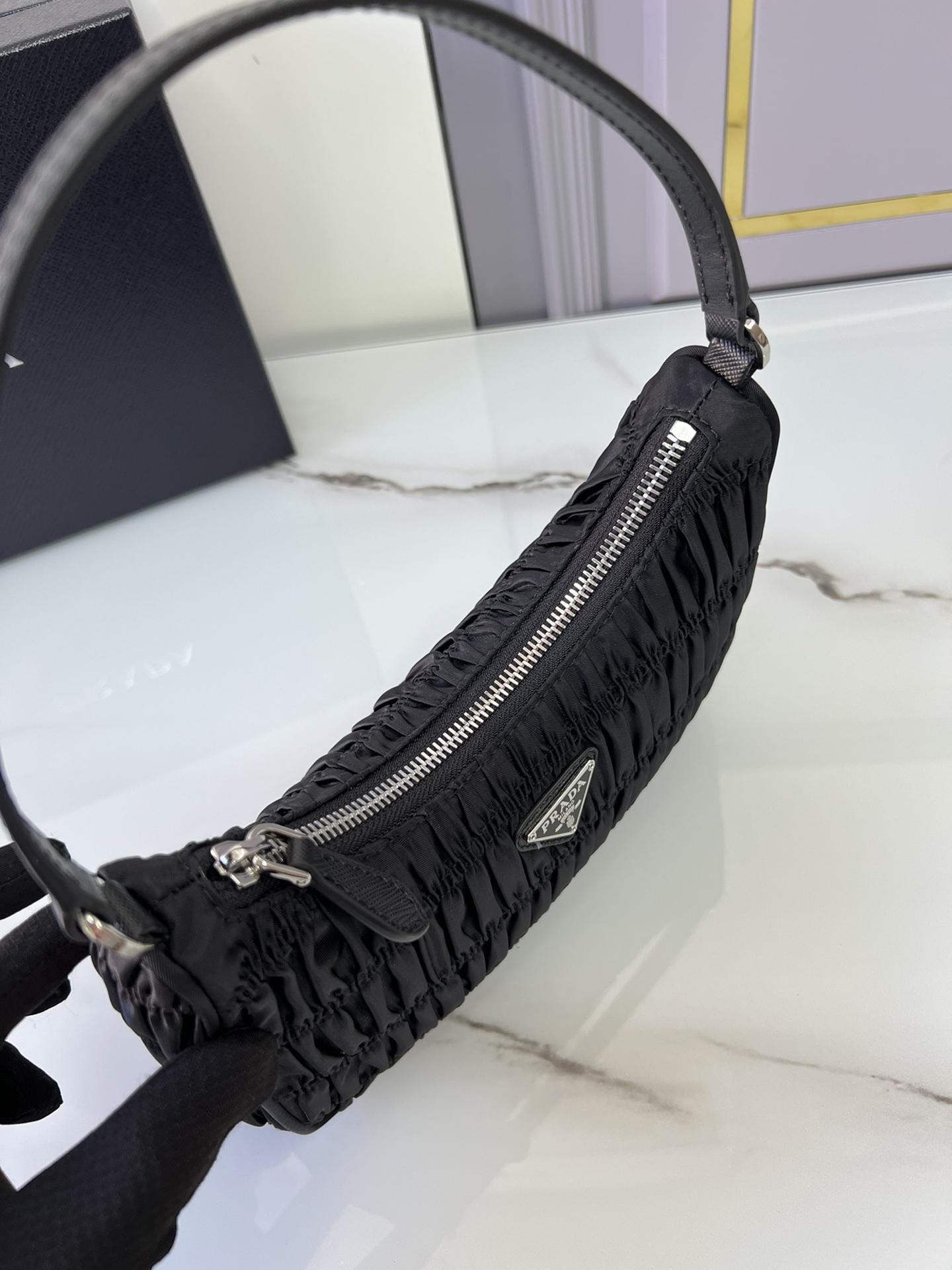 프라다 Re-Edition 2000 Hobo