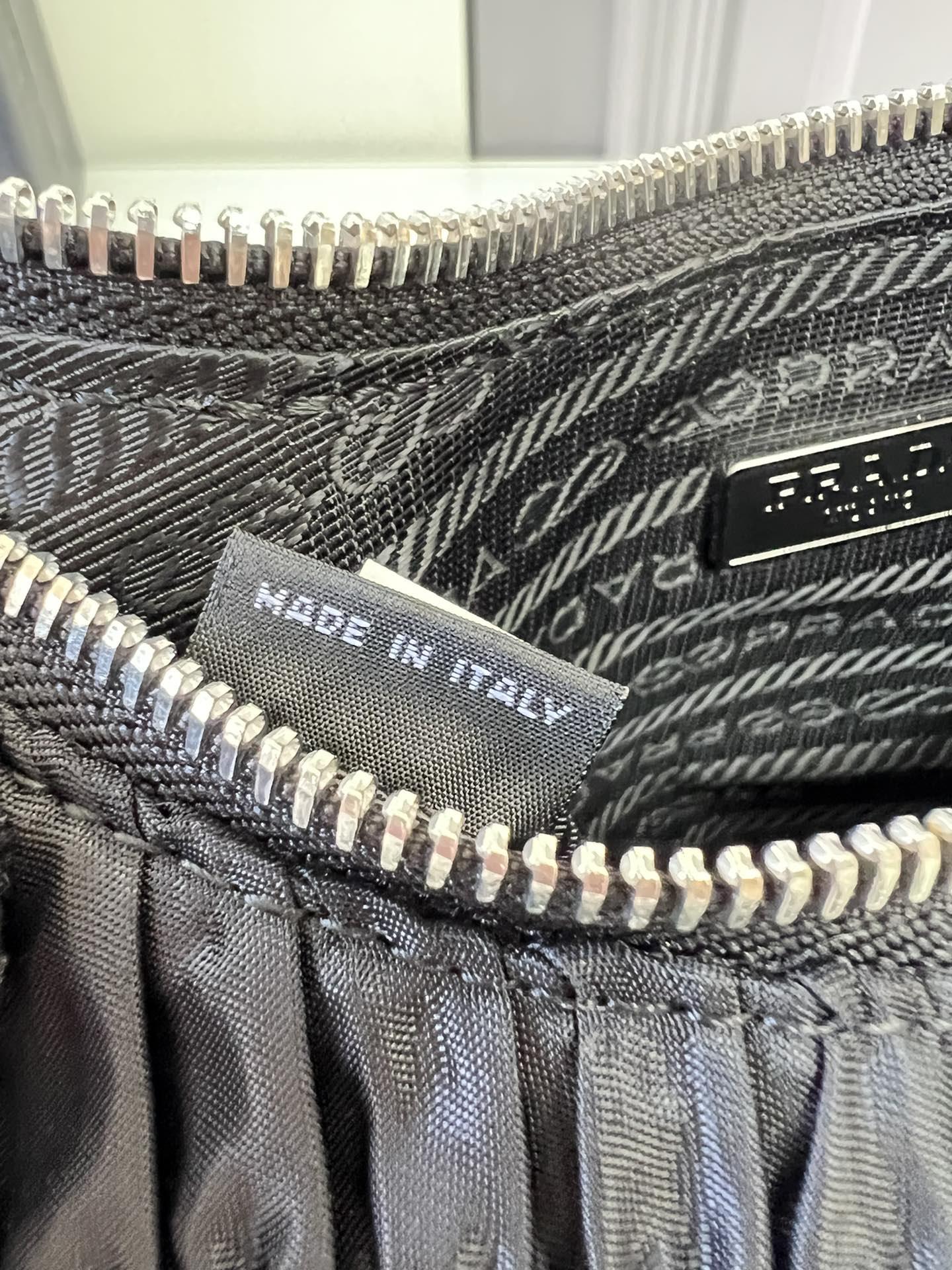 프라다 Re-Edition 2000 Hobo