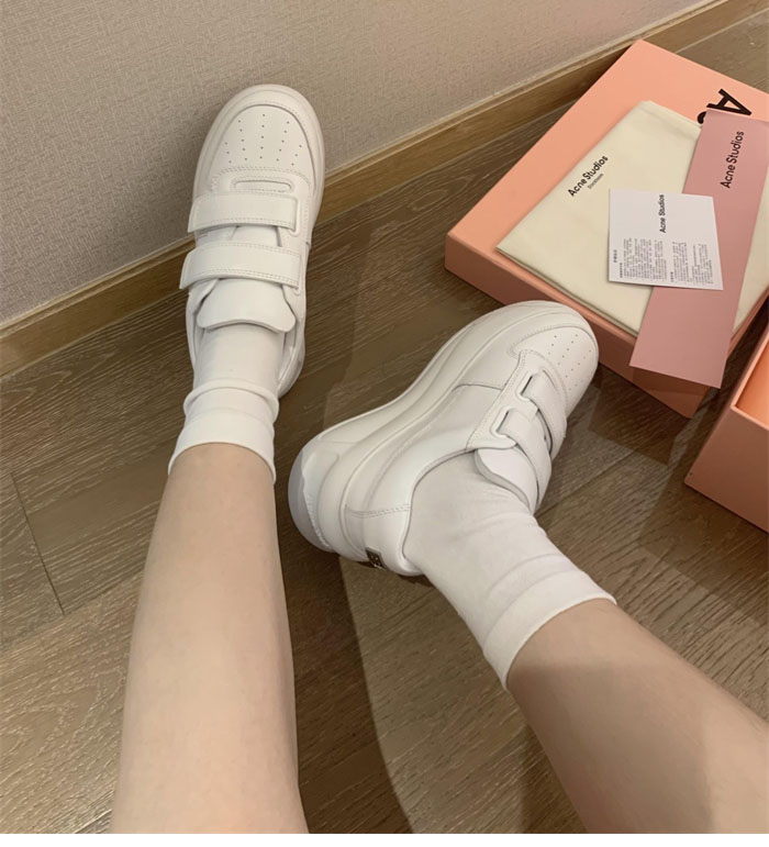 아크네 24FW 벨크로 스트랩 통굽 스니커즈