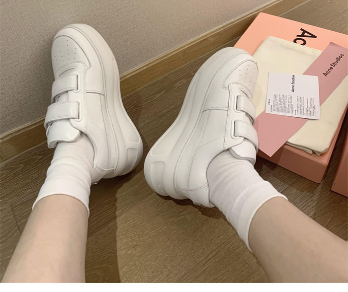 아크네 24FW 벨크로 스트랩 통굽 스니커즈