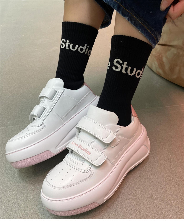 아크네 24FW 벨크로 스트랩 통굽 스니커즈