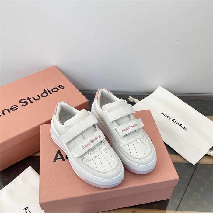 아크네 24FW 벨크로 스트랩 통굽 스니커즈