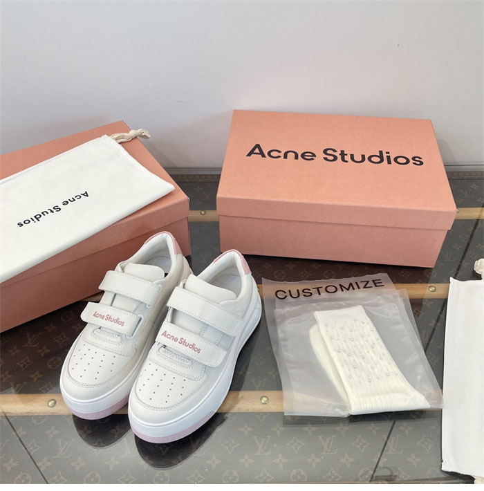 아크네 24FW 벨크로 스트랩 통굽 스니커즈