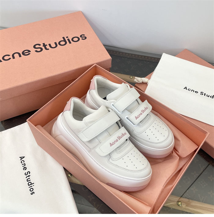 아크네 24FW 벨크로 스트랩 통굽 스니커즈