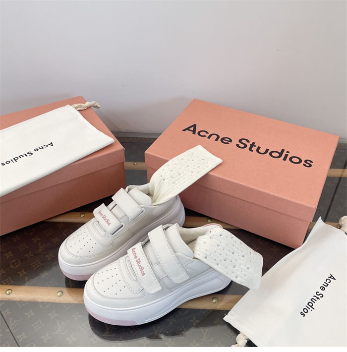 아크네 24FW 벨크로 스트랩 통굽 스니커즈