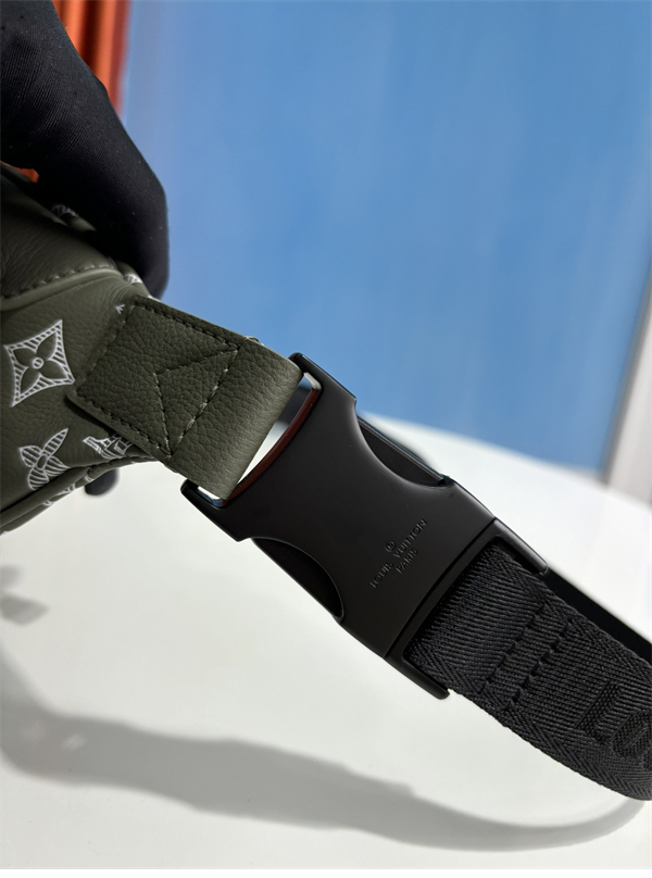 루이비통 디스커버리 범백 그린 쉐도우 모노그램 M12508