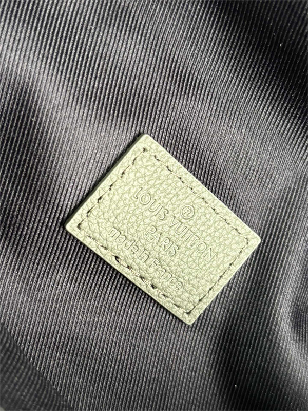 루이비통 디스커버리 범백 그린 쉐도우 모노그램 M12508