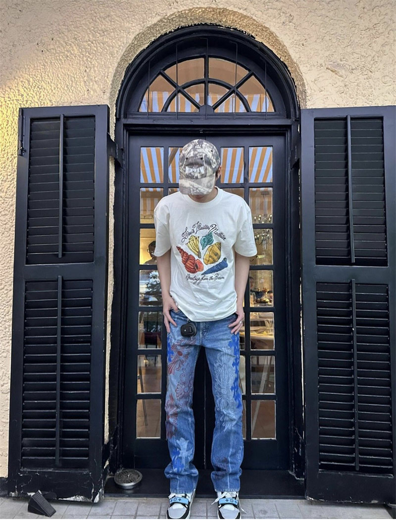 루이비통 로고 프린트 티셔츠 1AFR49