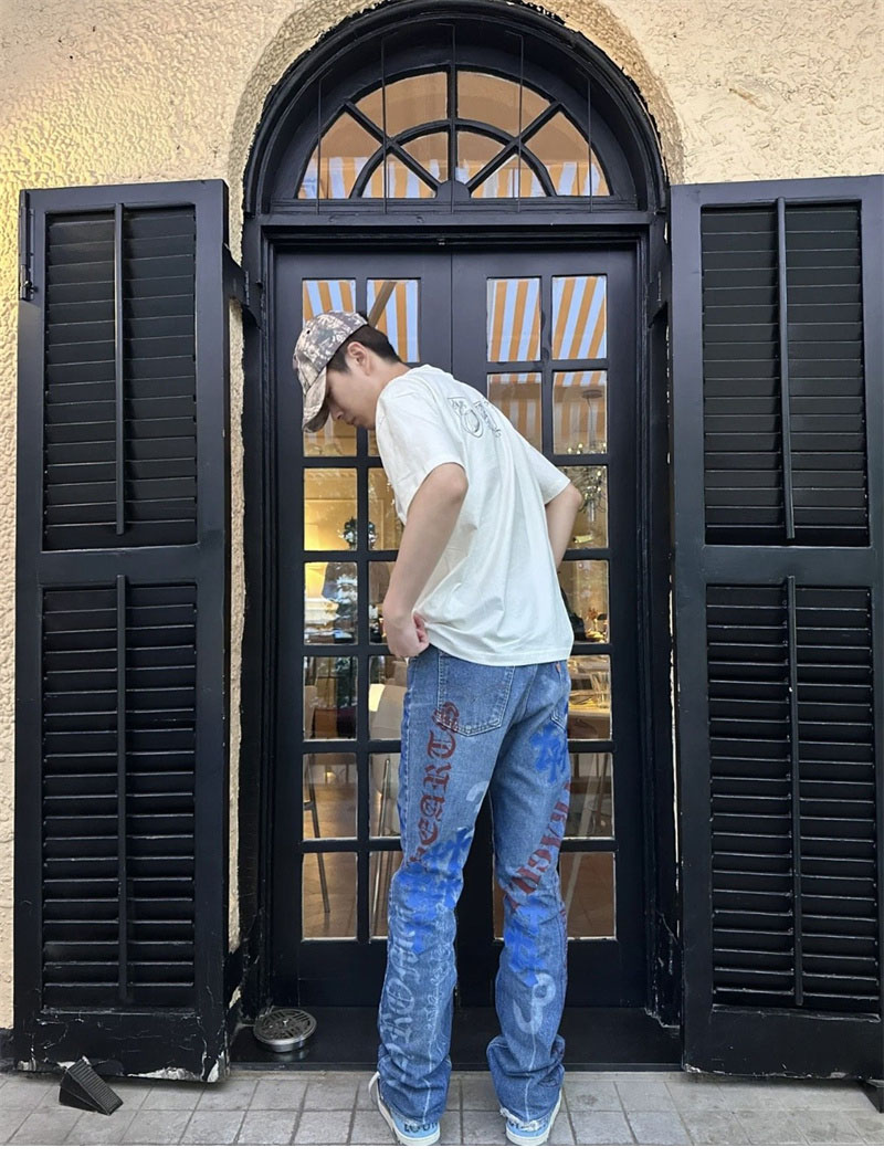 루이비통 로고 프린트 티셔츠 1AFR49