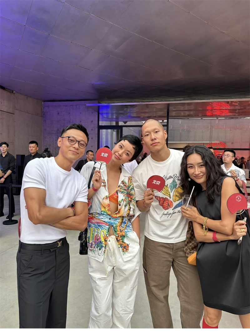 루이비통 로고 프린트 티셔츠 1AFR49