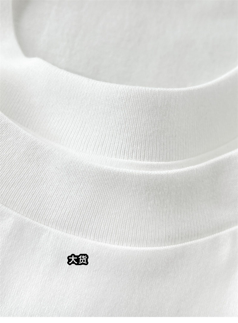 루이비통 로고 프린트 티셔츠 1AFR49