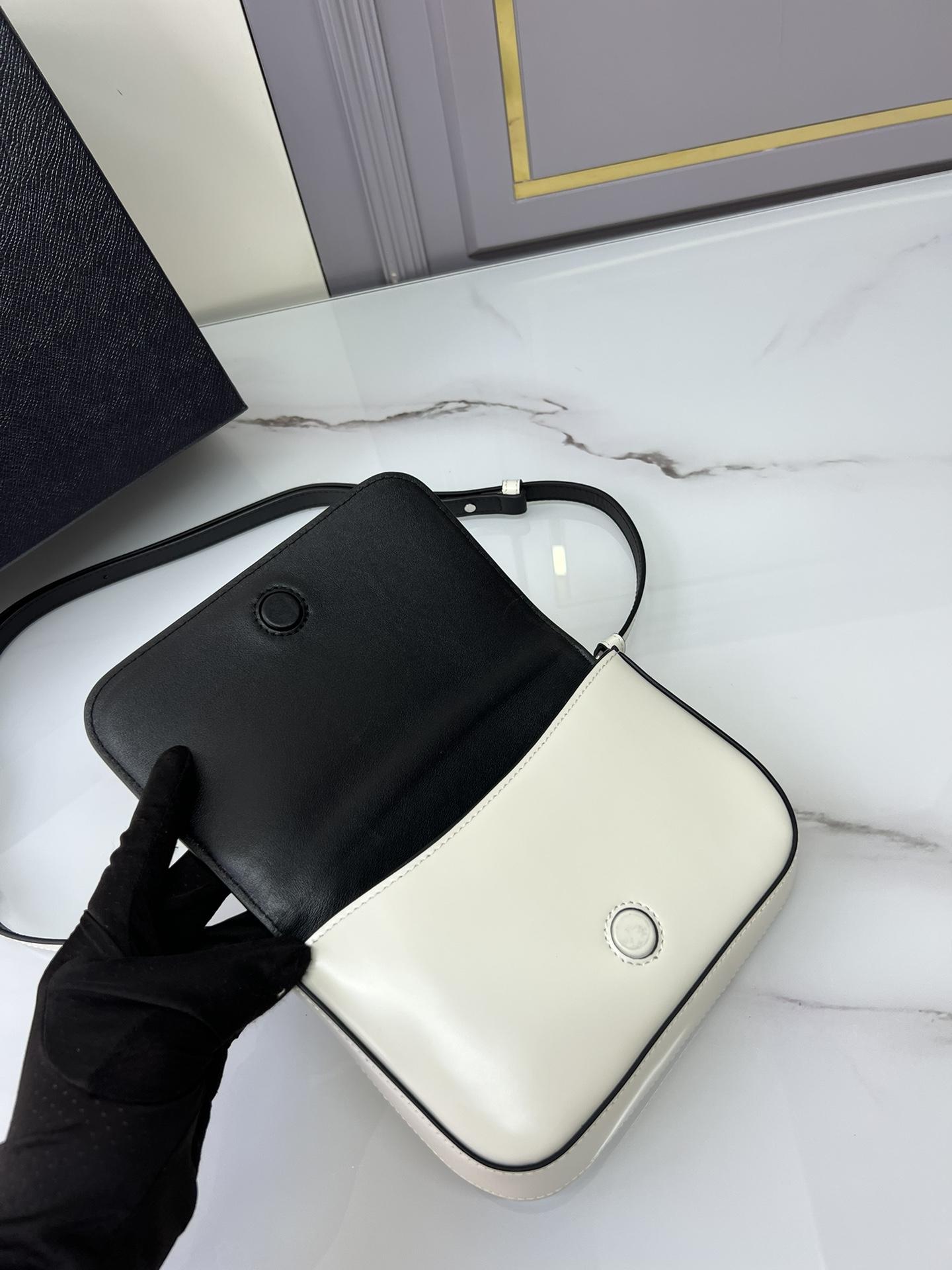 프라다 Brushed Leather Mini