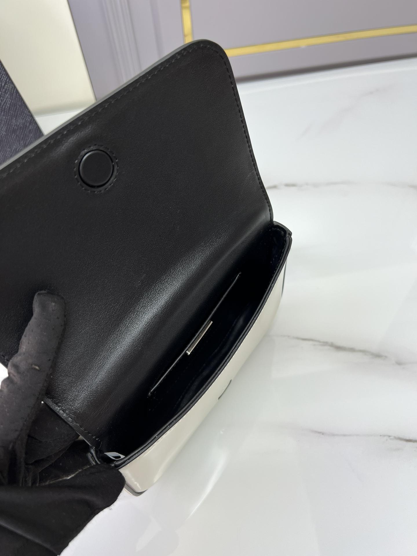 프라다 Brushed Leather Mini