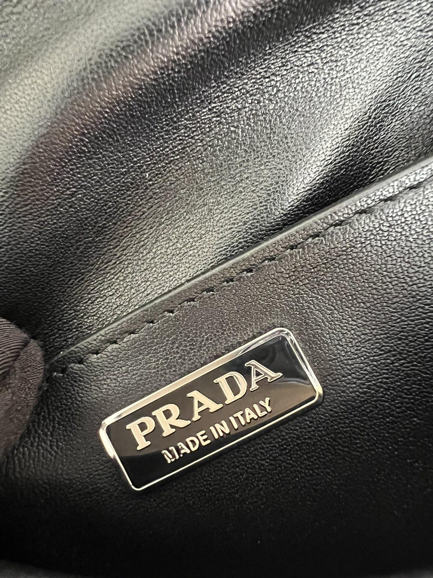 프라다 Brushed Leather Mini