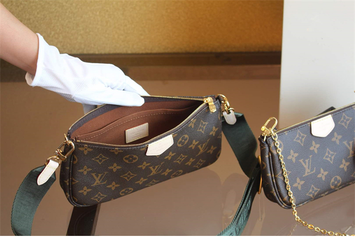 루이비통 멀티 포쉐트 악세수아 모노그램 M44813