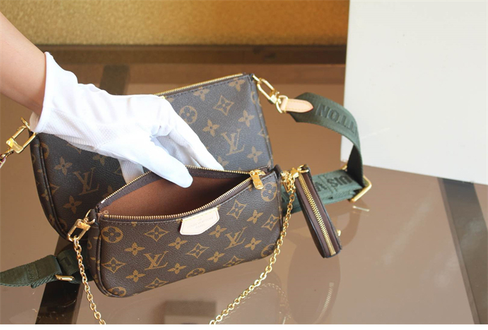 루이비통 멀티 포쉐트 악세수아 모노그램 M44813