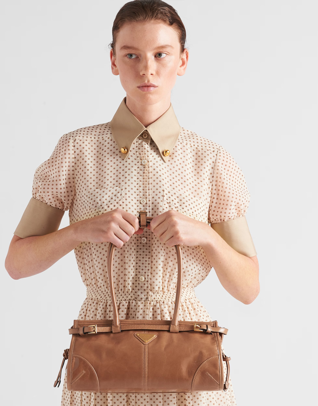 프라다 에나멜 메탈 트라이앵글 로고 미디엄 레더 핸드 백 38*30*12CM “4COLOR”