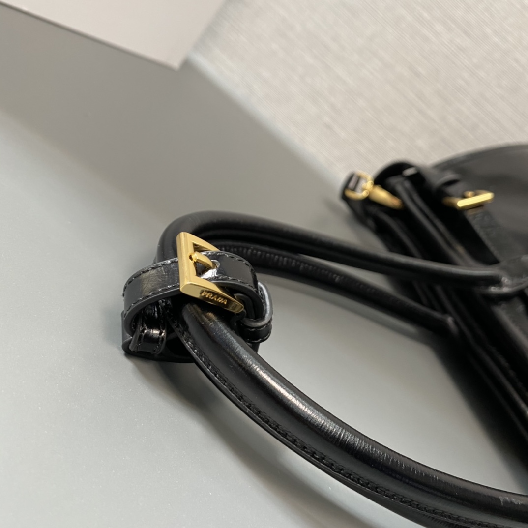 프라다 에나멜 메탈 트라이앵글 로고 미디엄 레더 핸드 백 38*30*12CM “4COLOR”