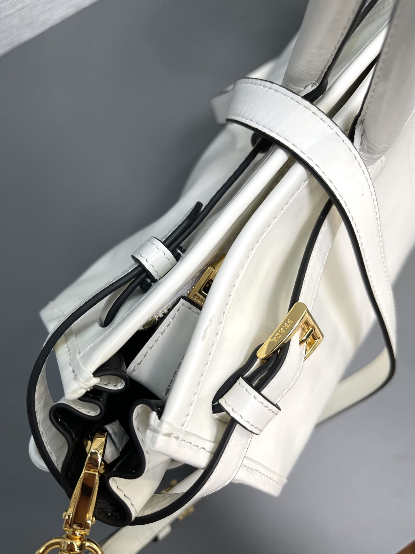 프라다 에나멜 메탈 트라이앵글 로고 미디엄 레더 핸드 백 38*30*12CM “4COLOR”