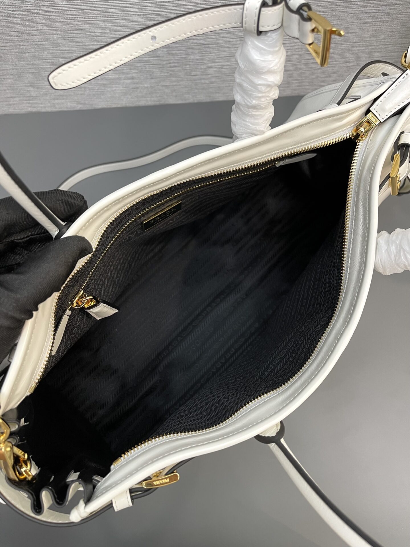 프라다 에나멜 메탈 트라이앵글 로고 미디엄 레더 핸드 백 38*30*12CM “4COLOR”