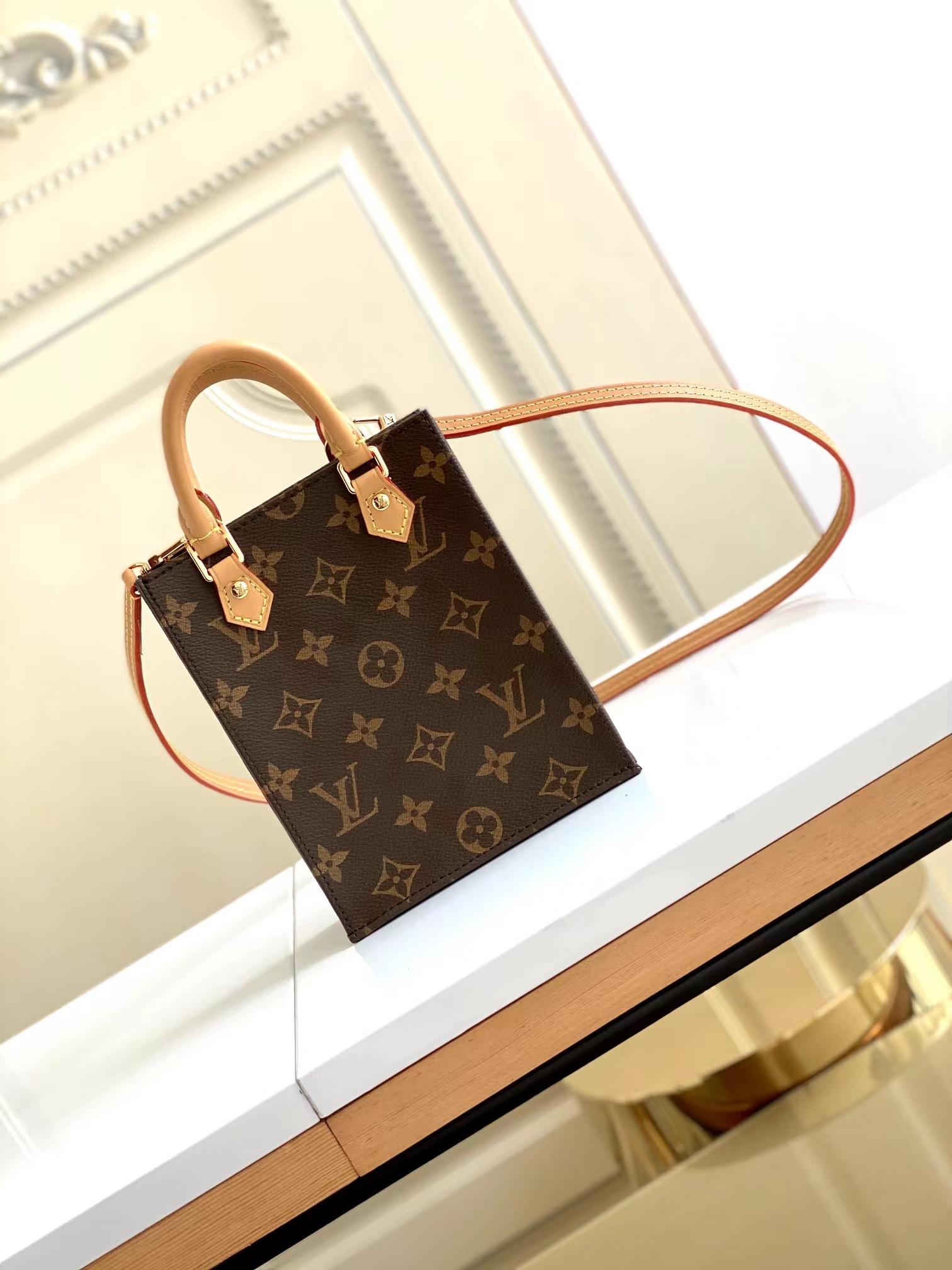 Louis Vuitton Petit Sac Plat