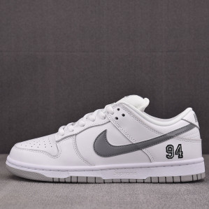 나이키 x 슈프림 SB 덩크 로우 메탈릭 실버 HQ8487-100