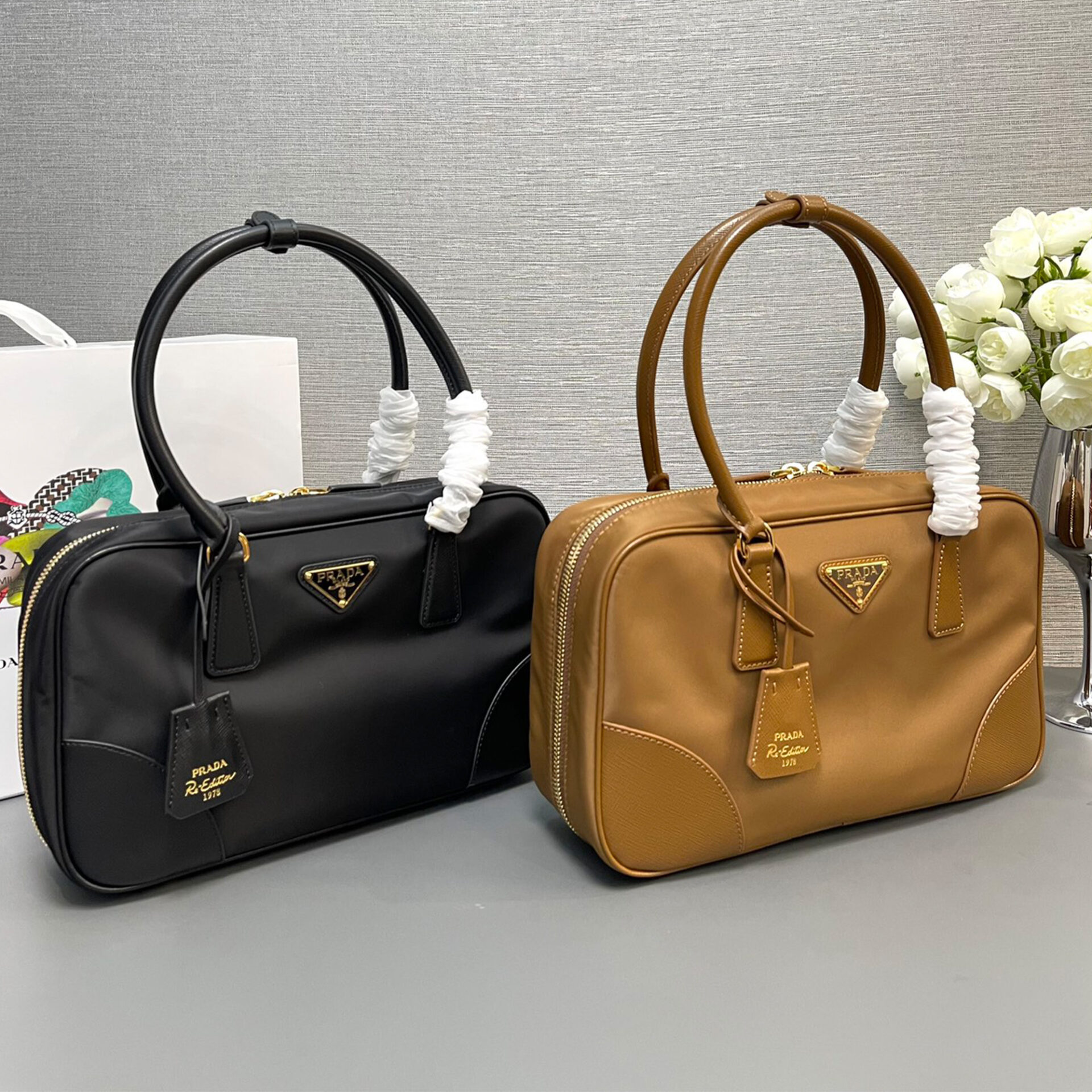 프라다 리에디션 1978 미디엄 리나일론 및 사피아노 가죽 투핸들 백 30*17.5*9CM “2COLOR”